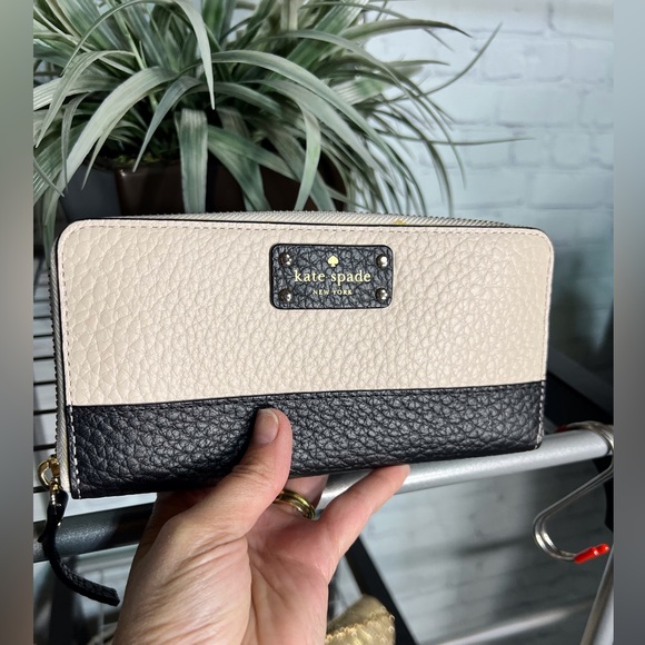 New Kate Spade zippered wallet - Picture 2 of 9